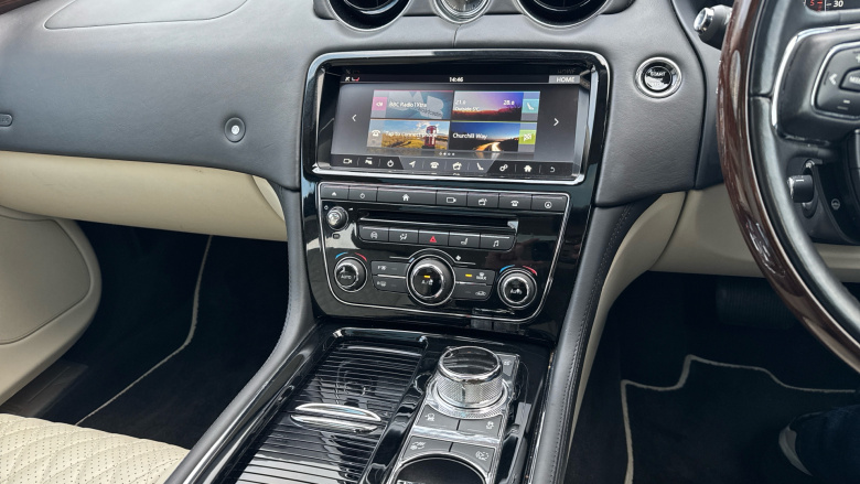 Jaguar XJ 3.0d V6 Portfolio 4dr Auto Diesel Saloon